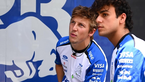 Si accendono i riflettori sul paddock di Sepang
