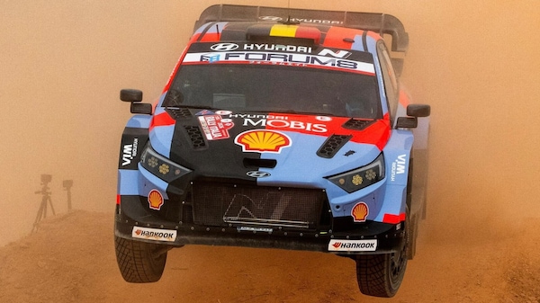WRC, Neuville in testa in Saredegna dopo la prima tappa