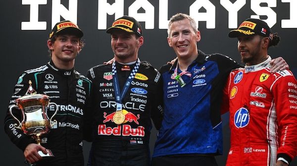 Verstappen vince un interminabile GP del Bahrain in Malesia, Kimi e Lewis sul podio