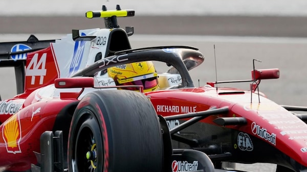 C'è vita sul pianeta SF-26: tra errori strategici e safety car, la Ferrari respira