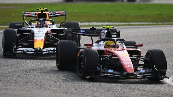 Hamilton e una Ferrari da vittoria: "Spray d'acqua nei giri di schieramento in griglia"