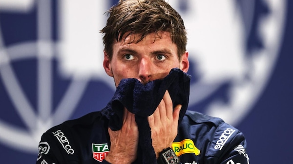 Verstappen in pole sprint a Singapore, Mercedes in crisi con gli aggiornamenti