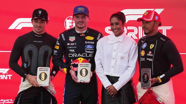 Verstappen vince una Sprint a eliminazione a Singapore, disastro Russell e Mclaren