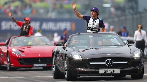 Ferrari, Mustang, Mercedes-AMG e le altre: sfilata di piloti e supercar al GP di Singapore
