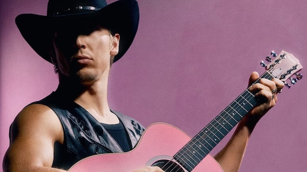 Lawson sale sul palco ad Austin: chitarra e musica con Racing Bulls