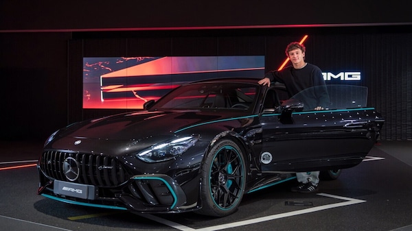 Non toccate il rito del lavaggio dell'auto a Kimi!