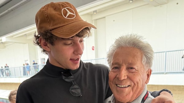 Abbraccio storico tra Kimi Antonelli e Mario Andretti